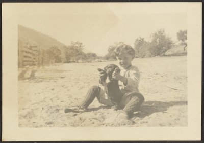 [Ragazzo e cane sulla spiaggia] da Louis Fleckenstein