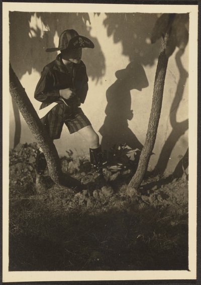[Ragazzo in costume da pirata] da Louis Fleckenstein