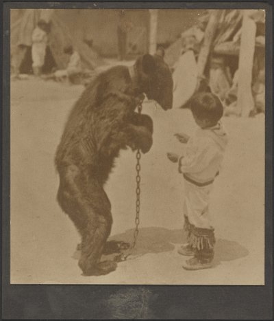 [Ragazzo con orso incatenato] da Louis Fleckenstein