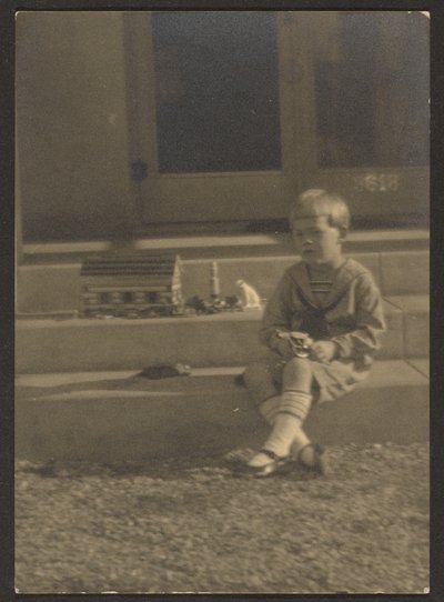 [Ragazzo con giocattoli sui gradini] da Louis Fleckenstein