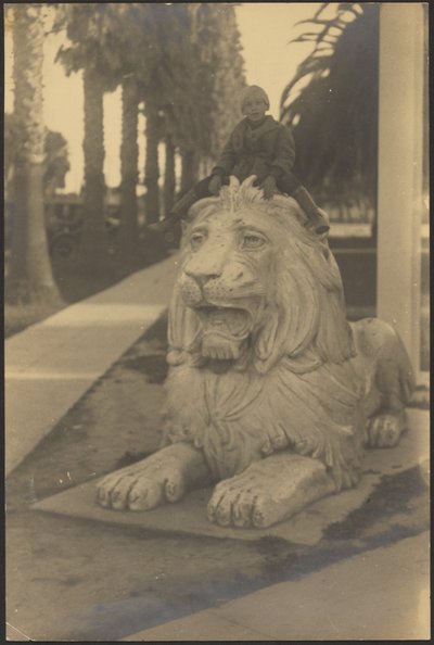 [Bambino su statua di leone] da Louis Fleckenstein