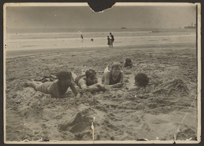 [Bambini che si sdraiano sulla sabbia della spiaggia] da Louis Fleckenstein