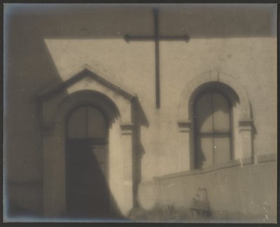 [Esterno della chiesa con croce] da Louis Fleckenstein
