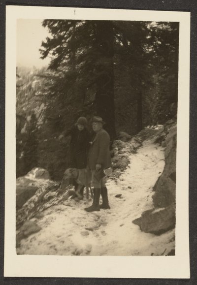 [Coppia con cane nella neve] da Louis Fleckenstein
