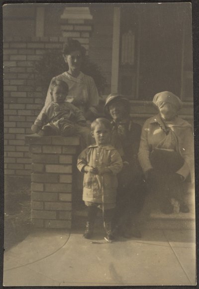[Ritratto di famiglia fuori casa] da Louis Fleckenstein