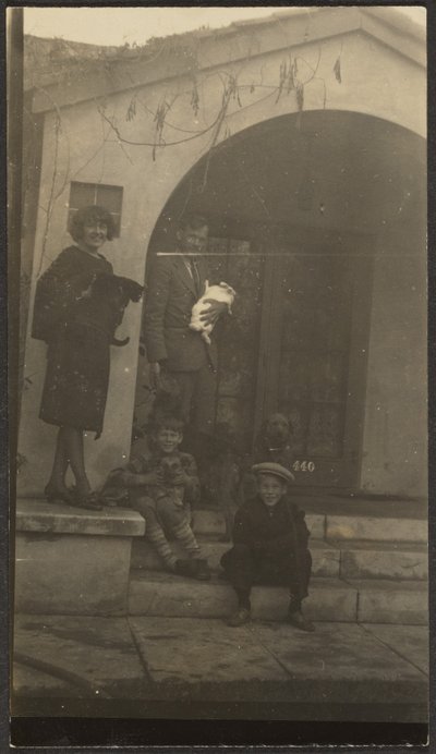 [Famiglia davanti allo studio Fleckenstein di Long Beach]. da Louis Fleckenstein