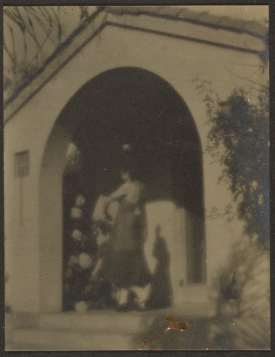 [Ballerina davanti alla casa] da Louis Fleckenstein
