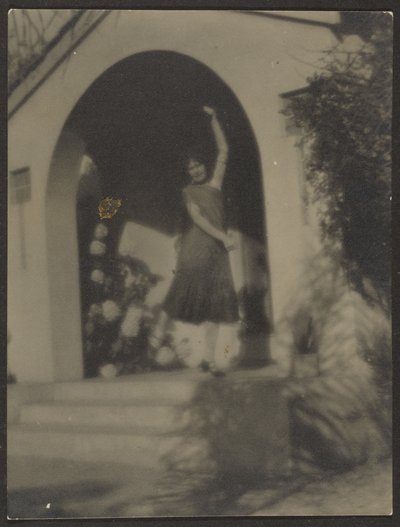 [Ballerina davanti alla casa] da Louis Fleckenstein