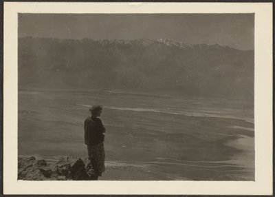 [Figura che si affaccia sulla costa] da Louis Fleckenstein