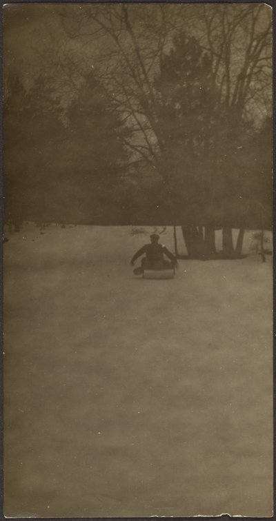 [Figura su slitta nella neve] da Louis Fleckenstein
