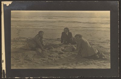[Figure sedute sulla spiaggia] da Louis Fleckenstein