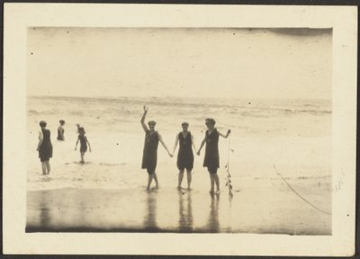 [Figure in costume da bagno in spiaggia] da Louis Fleckenstein