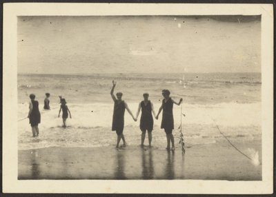 [Figure su una spiaggia con in mano un