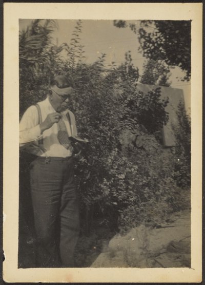 [Fleckenstein mangia in un giardino]. da Louis Fleckenstein