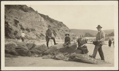 [Fleckenstein con la macchina fotografica e la famiglia in spiaggia]. da Louis Fleckenstein