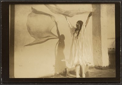 [Firenze che balla in costume nativo americano] da Louis Fleckenstein