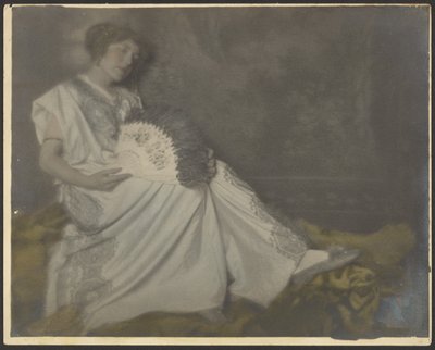 [Firenze seduta con grande ventaglio] da Louis Fleckenstein