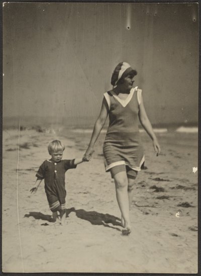 [Firenze e il bambino a passeggio sulla spiaggia] da Louis Fleckenstein