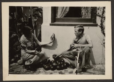 [Florence and Son with Avacados] da Louis Fleckenstein