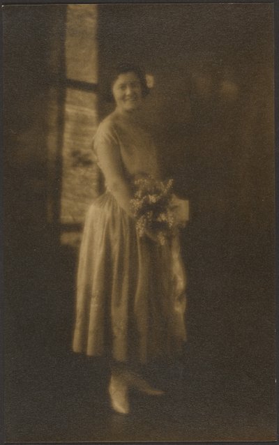 [Ritratto di donna con bouquet in mano] da Louis Fleckenstein
