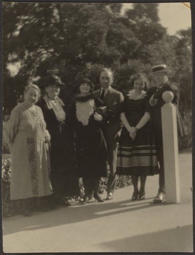 [Ritratto di gruppo nel parco] da Louis Fleckenstein