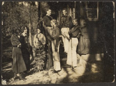 [Gruppo in piedi dietro la casa] da Louis Fleckenstein