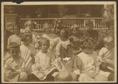 [Gruppo di bambini davanti al portico] da Louis Fleckenstein