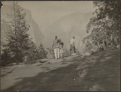 [Gruppo di escursionisti che guardano la vista] da Louis Fleckenstein