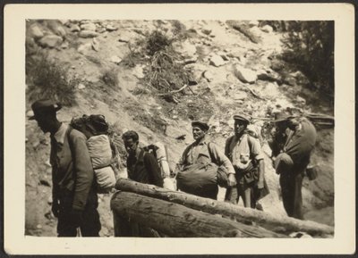 [Gruppo di uomini che camminano] da Louis Fleckenstein