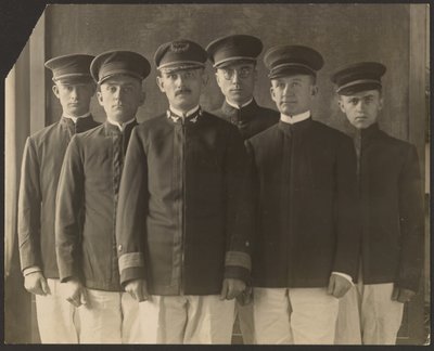 [Gruppo di giovani in uniforme davanti all
