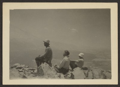 [Escursionisti seduti sulle rocce] da Louis Fleckenstein