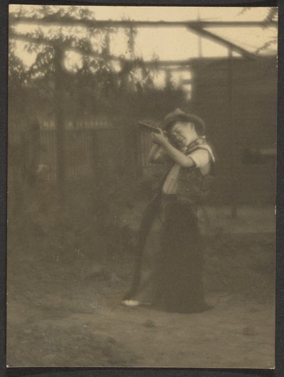 [Bambino che gioca a fare il cowboy] da Louis Fleckenstein