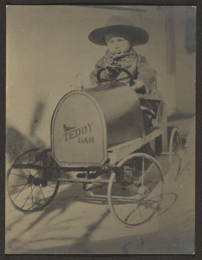 [Bambino seduto in un