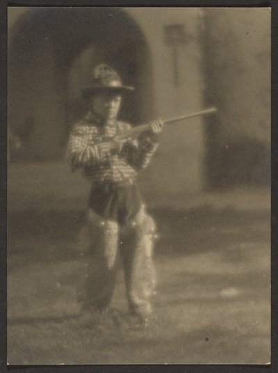 [Bambino in tenuta da cowboy] da Louis Fleckenstein