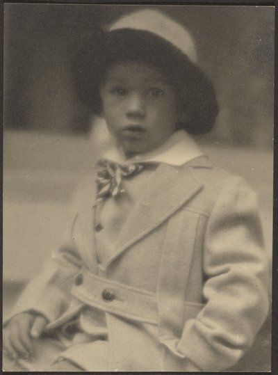 [Bambino con un bel vestito] da Louis Fleckenstein