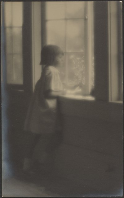 [Bambina che guarda fuori dalla finestra] da Louis Fleckenstein