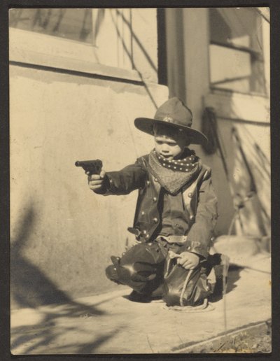 [Bambino in tenuta da cowboy] da Louis Fleckenstein