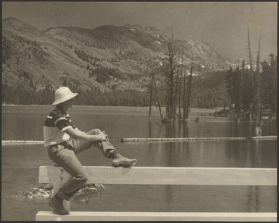 [Uomo seduto su una panchina in riva al lago] da Louis Fleckenstein