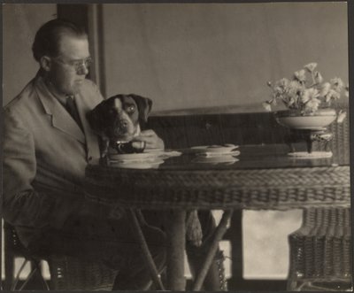 [Uomo e cane seduti a tavola] da Louis Fleckenstein