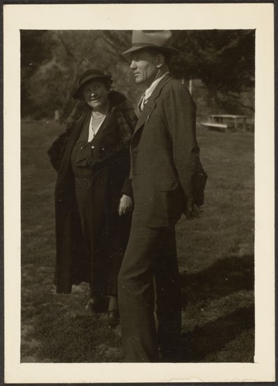 [Uomo e donna in piedi nell