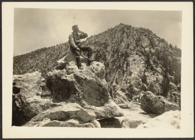 [Uomo seduto sulle rocce] da Louis Fleckenstein
