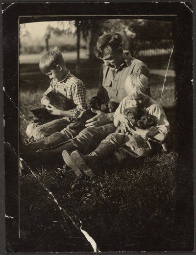 [Uomo con bambini e cuccioli in cortile] da Louis Fleckenstein