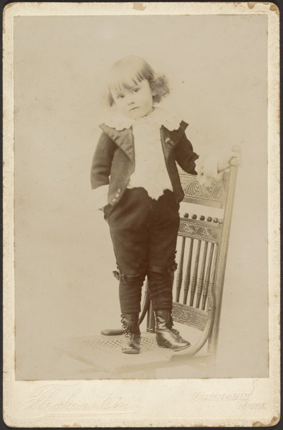 [Ritratto di bambino in piedi su una sedia] da Louis Fleckenstein