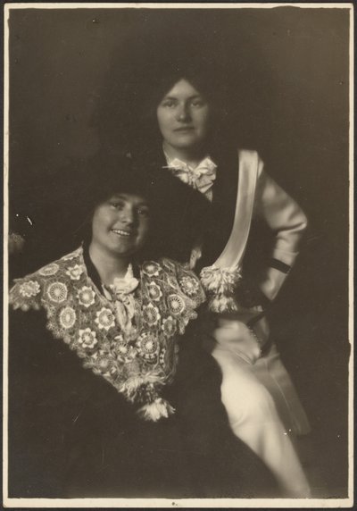 [Ritratto di due donne in abiti ornamentali]. da Louis Fleckenstein