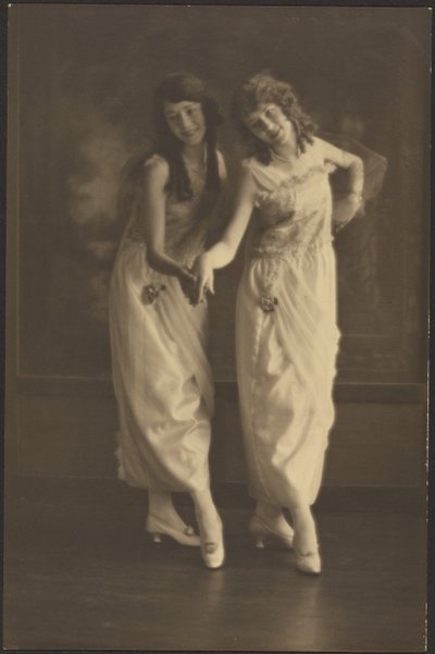[Ritratto di due giovani donne in abiti coordinati]. da Louis Fleckenstein