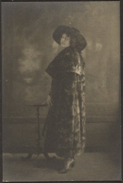 [Ritratto di donna in cappotto lungo davanti all