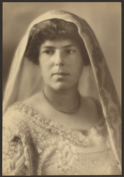 [Ritratto di una sposa con abito di perline]. da Louis Fleckenstein