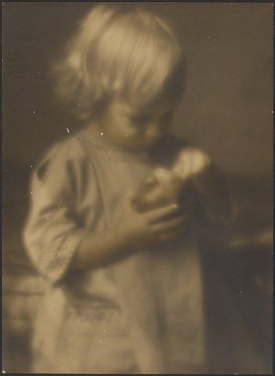 [Ritratto di un bambino con una mela in mano] da Louis Fleckenstein