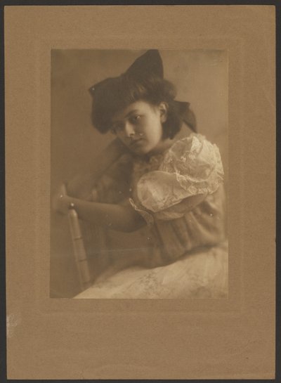 [Ritratto di ragazza con grande fiocco] da Louis Fleckenstein