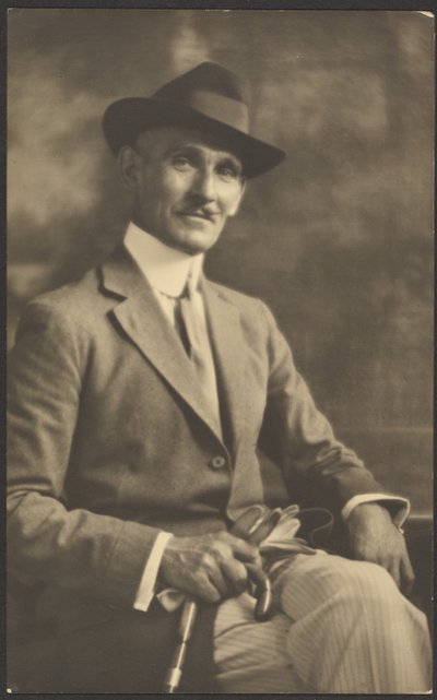 [Ritratto di uomo con bastone e guanti] da Louis Fleckenstein